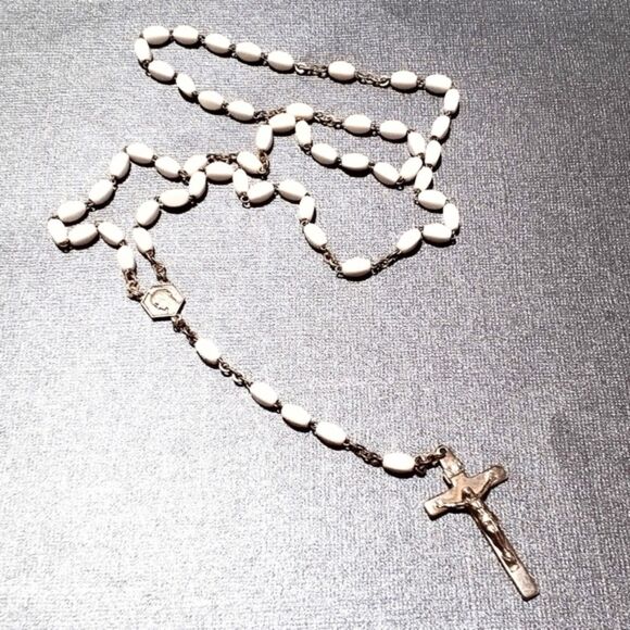 Vintage Catholic White Beaded Rosary Silver Tone Crucifix & Center Medal - Picture 1 of 4